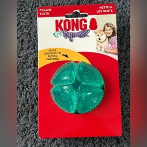 NWT Kong Dental Squeezz - Cleans teeth